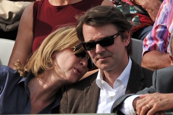 Michèle Laroque et François Baroin complices dans les tribunes du court Suzanne-Lenglen, à Roland-Garros, le 2 juin 2012.