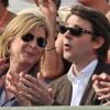 Michèle Laroque et François Baroin dans les tribunes du court Suzanne-Lenglen, à Roland-Garros, le 2 juin 2012.