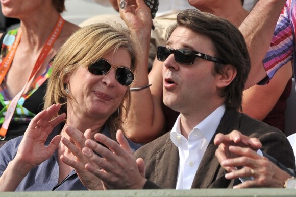 Michèle Laroque et François Baroin dans les tribunes du court Suzanne-Lenglen, à Roland-Garros, le 2 juin 2012.
