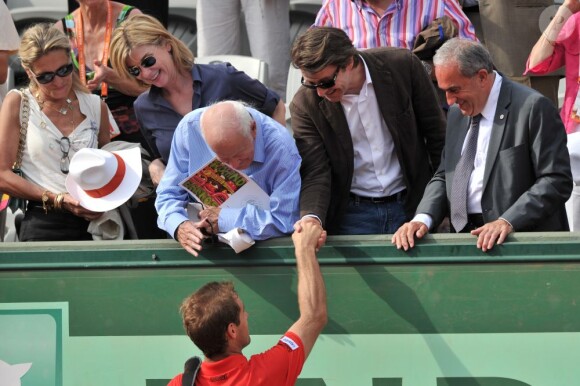 Michèle Laroque et François Baroin félicitent Richard Gasquet après son match sur le court Suzanne-Lenglen, à Roland-Garros, le 2 juin 2012.