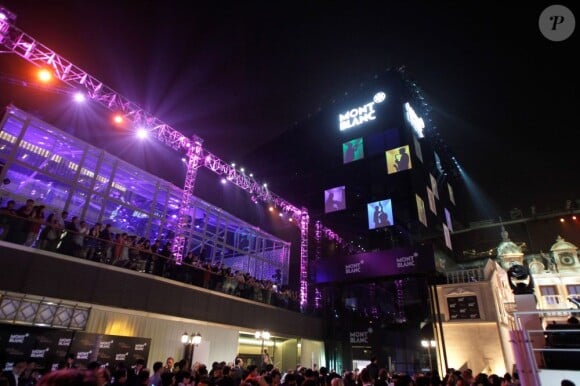 La nouvelle boutique Montblanc dans le quartier de Sanlitun, illuminée pour sa soirée d'inauguration. Pékin, le 1er juin 2012.