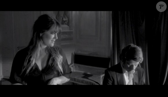 Image extraite du clip Let's forget de Julia Stone et Benjamin Biolay, juin 2012.