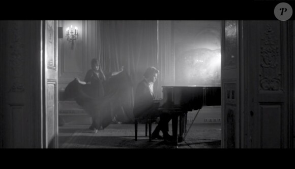 Image extraite du clip Let's forget de Julia Stone et Benjamin Biolay, juin 2012.