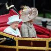 Dernier temps fort du week-end central du jubilé de diamant, la reine Elizabeth II a regagné Buckingham Palace dans le 1902 State Landau pour une apparition finale au balcon, après la messe en son honneur à St. Paul et un déjeuner avec des corps de métiers historiques à Westminster. A ses côtés, de manière inédite, se trouvait Camilla Parker Bowles. Le prince William, Catherine, duchesse de Cambridge et le prince Harry suivaient dans un autre State Landau.