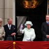 La reine Elizabeth II est apparue le 5 juin 2012 vers 15h25 au balcon de Buckingham Palace face au Mall avec le prince Charles, Camilla Parker Bowles, le prince William, Kate Middleton et le prince Harry, en conclusion du ''central week-end'' de son jubilé de diamant.