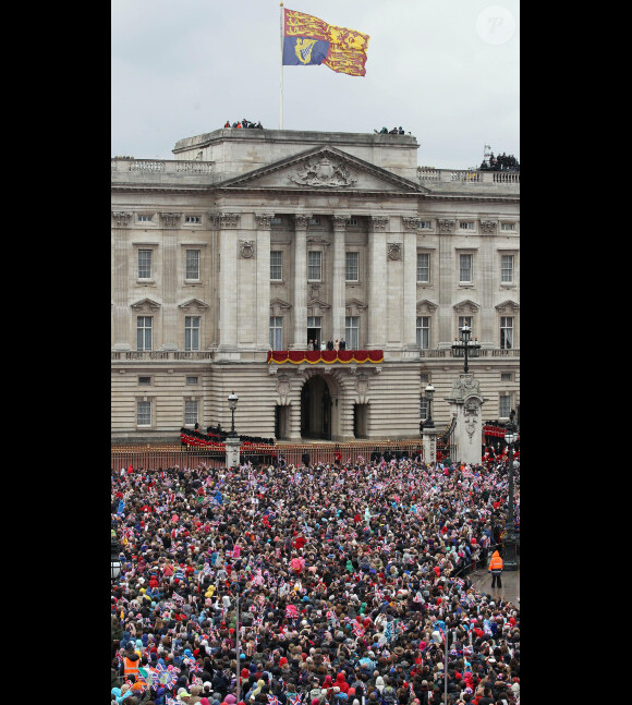 Le Mall était noir de monde et a rugi de plaisir en voyant les royaux apparaître au balcon de Buckingham.
La reine Elizabeth II est apparue le 5 juin 2012 vers 15h25 au balcon de Buckingham Palace face au Mall avec le prince Charles, Camilla Parker Bowles, le prince William, Kate Middleton et le prince Harry, en conclusion du ''central week-end'' de son jubilé de diamant.