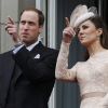 William et Kate, toujours à l'unisson... La reine Elizabeth II est apparue le 5 juin 2012 vers 15h25 au balcon de Buckingham Palace face au Mall avec le prince Charles, Camilla Parker Bowles, le prince William, Kate Middleton et le prince Harry, en conclusion du ''central week-end'' de son jubilé de diamant.