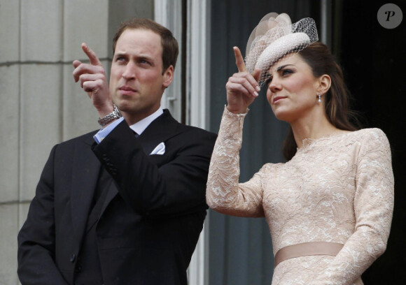 William et Kate, toujours à l'unisson... La reine Elizabeth II est apparue le 5 juin 2012 vers 15h25 au balcon de Buckingham Palace face au Mall avec le prince Charles, Camilla Parker Bowles, le prince William, Kate Middleton et le prince Harry, en conclusion du ''central week-end'' de son jubilé de diamant.
