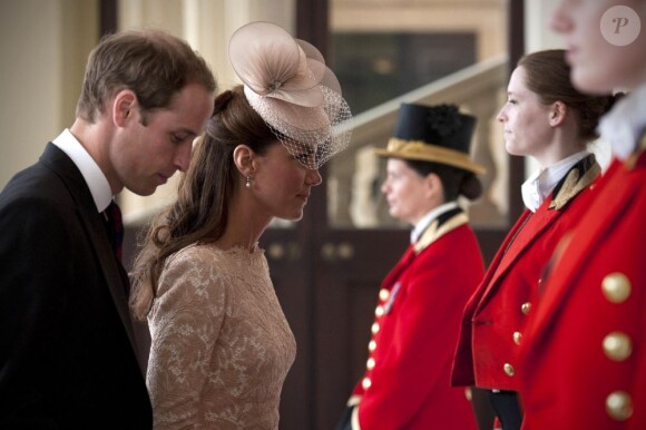 La reine Elizabeth II est apparue le 5 juin 2012 vers 15h25 au balcon de Buckingham Palace face au Mall avec le prince Charles, Camilla Parker Bowles, le prince William, Kate Middleton et le prince Harry, en conclusion du ''central week-end'' de son jubilé de diamant.
