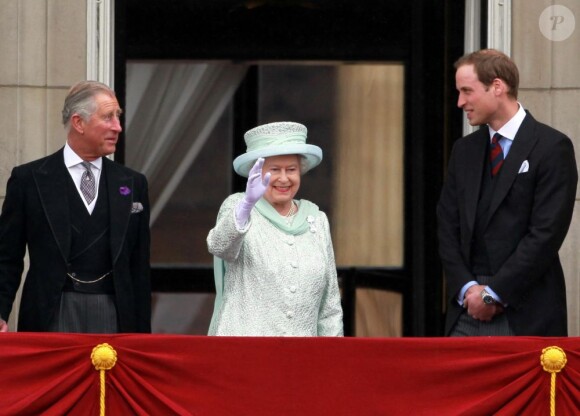 La reine Elizabeth II est apparue le 5 juin 2012 vers 15h25 au balcon de Buckingham Palace face au Mall avec le prince Charles, Camilla Parker Bowles, le prince William, Kate Middleton et le prince Harry, en conclusion du ''central week-end'' de son jubilé de diamant.