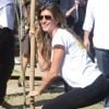 Gisele Bündchen, en pleins travaux de jardinage durant la Green Nation Fest à Rio de Janeiro. Le 4 juin 2012.