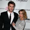 Liam Hemsworth et Miley Cyrus posent, en février 2012, à Los Angeles.