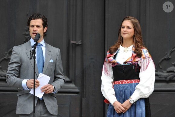 Le prince Carl Philip de Suède et la princesse Madeleine, en tenue folklorique, ont inauguré le 6 juin 2012 la traditionnelle journée portes ouvertes du palais royal Drottningholm, à Stockholm. L'édition 2012 est dédiée au prince Bertil, mort en 1997 et dont on célèbre cette année le centenaire de la naissance.