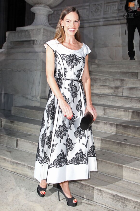 Hilary Swan, souriante et superbe dans sa robe Marc Jacobs, assiste au troisième gala Inspiration de l'amfAR à la New York Public Library. New York, le 7 juin 2012.