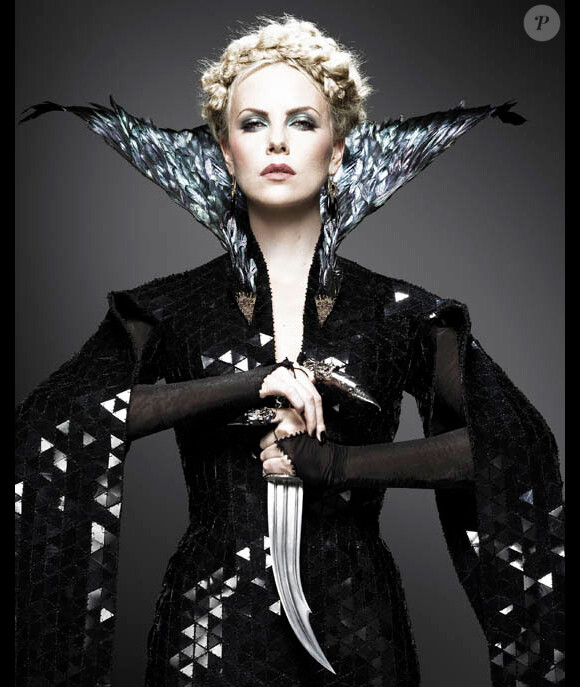 Charlize Theron dans Blanche-Neige et le chasseur, en salles le 13 juin.