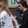 Ned Rocknroll rend visite à Kate Winslet sur le tournage de Labor Day, à Shelburne, Massachusett, le 7 juin 2012.