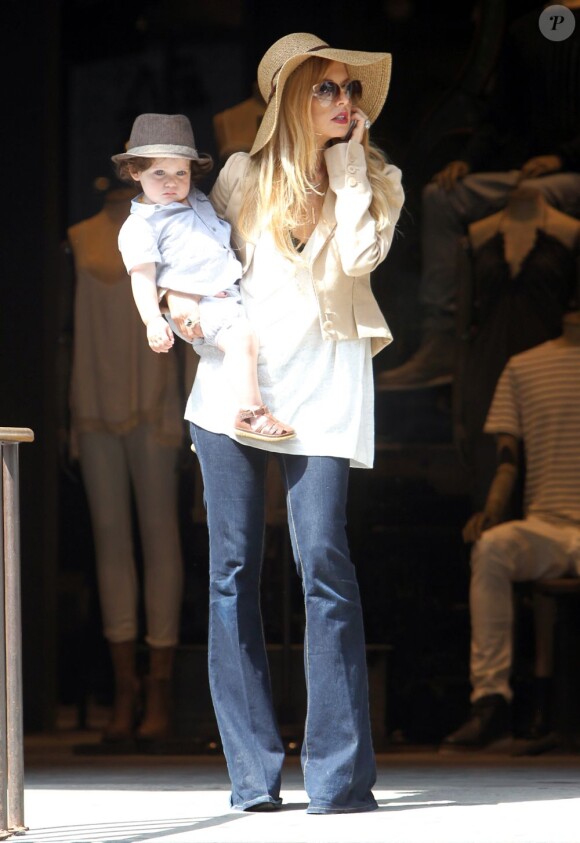 Rachel Zoe, maman rayonnante et stylée avec Skyler dans les bras au cours d'une sortie shopping à New York. Le 8 juin 2012.