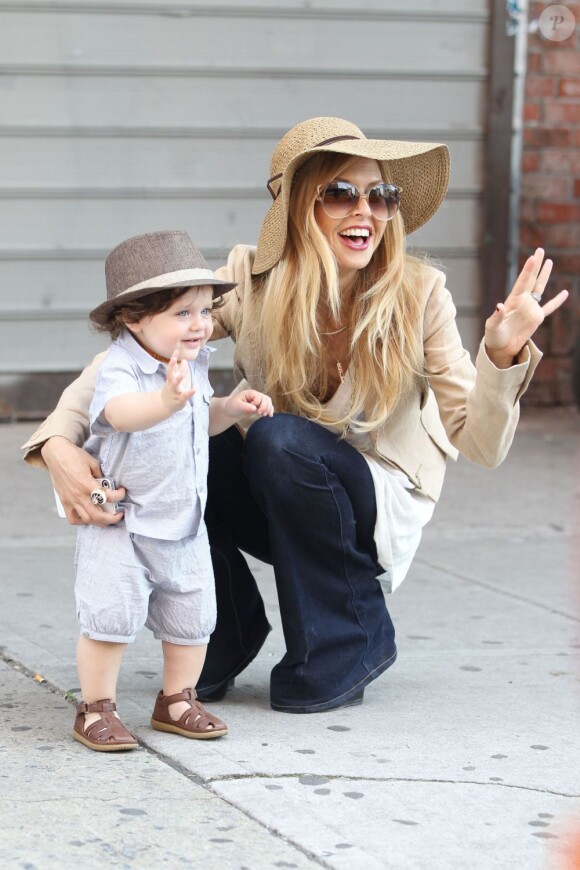 Rachel Zoe et son fils Skyler, duo complice et à croquer à New York. Le 8 juin 2012.