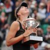 Maria Sharapova soulève enfin la coupe Suzanne Lenglen ! Elle a remporté samedi 9 juin 2012 Roland-Garros pour la première fois de sa carrière, aux dépens de l'Italienne Sara Errani. La Russe devient seulement la 6e joueuse de l'ère Open à s'être imposée dans chacun des Majeurs du circuit.