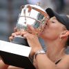 Maria Sharapova soulève enfin la coupe Suzanne Lenglen ! Elle a remporté samedi 9 juin 2012 Roland-Garros pour la première fois de sa carrière, aux dépens de l'Italienne Sara Errani. La Russe devient seulement la 6e joueuse de l'ère Open à s'être imposée dans chacun des Majeurs du circuit.