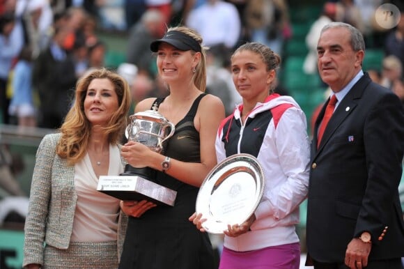 Maria Sharapova soulève enfin la coupe Suzanne Lenglen ! Elle a remporté samedi 9 juin 2012 Roland-Garros pour la première fois de sa carrière, aux dépens de l'Italienne Sara Errani. La Russe devient seulement la 6e joueuse de l'ère Open à s'être imposée dans chacun des Majeurs du circuit.