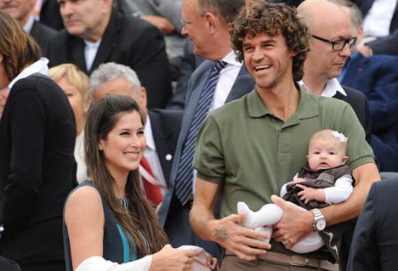 Gustavo Kuerten et sa petite famille lors de la finale de Roland-Garros entre Rafael Nadal et Novak Djokovic le 10 juin 2012 à Paris