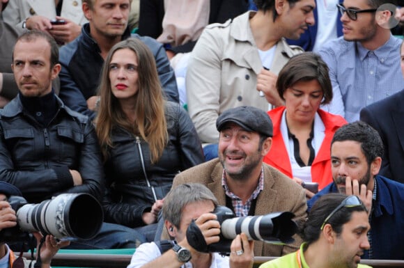 Calogero et sa compagne Marie, Kad Merad et Manu Payet lors de la finale de Roland-Garros entre Rafael Nadal et Novak Djokovic le 10 juin 2012 à Paris