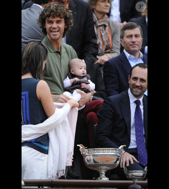 Gustavo Kuerten et sa petite famille lors de la finale de Roland-Garros entre Rafael Nadal et Novak Djokovic le 10 juin 2012 à Paris