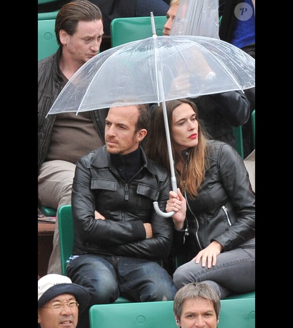 Calogero et sa compagne Marie lors de la finale de Roland-Garros entre Rafael Nadal et Novak Djokovic le 10 juin 2012 à Paris