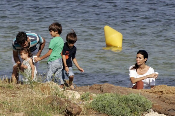 Raul en famille à Minorque, Espagne, avec sa femme et leurs cinq enfants, le 10 juin 2012