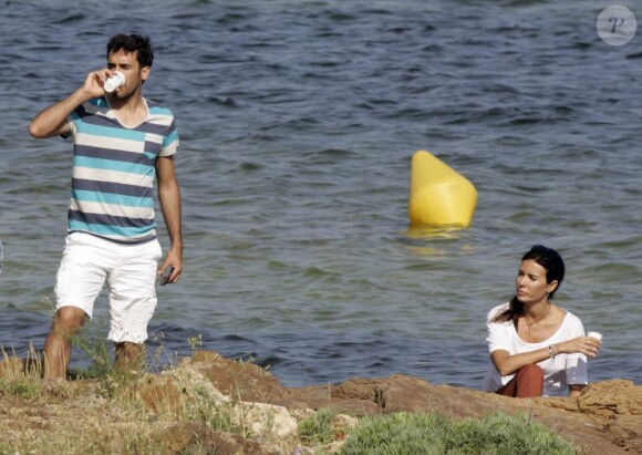 Sublime, Mamen regarde son mari Raul à Minorque, Espagne, le 10 juin 2012