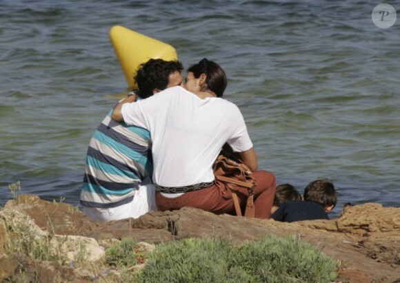 Très amoureux, Raul en famille à Minorque, Espagne, avec sa femme et leurs cinq enfants, le 10 juin 2012