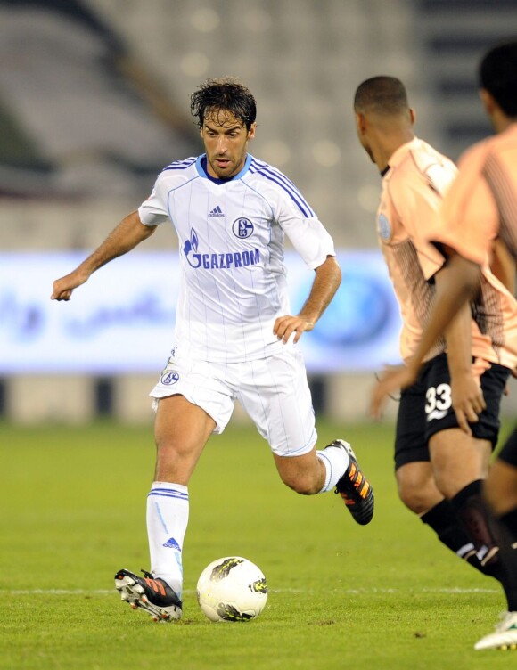 Raul joue pour Schalke 04 et contre Al Sadd à Doha au Qatar le 10 janvier 2012