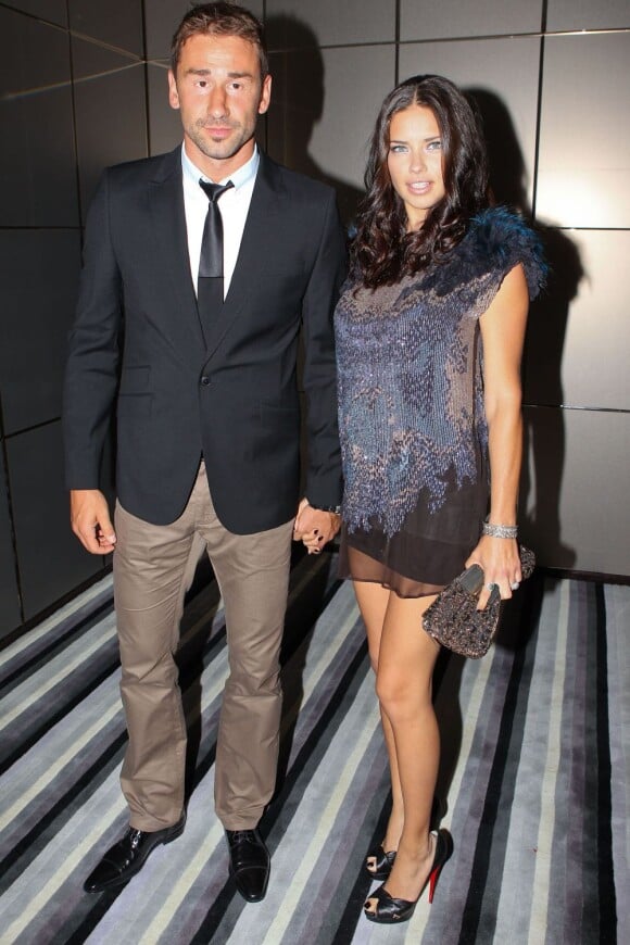 Adriana Lima et son mari Marko Jaric à Miami, le 27 mars 2012.