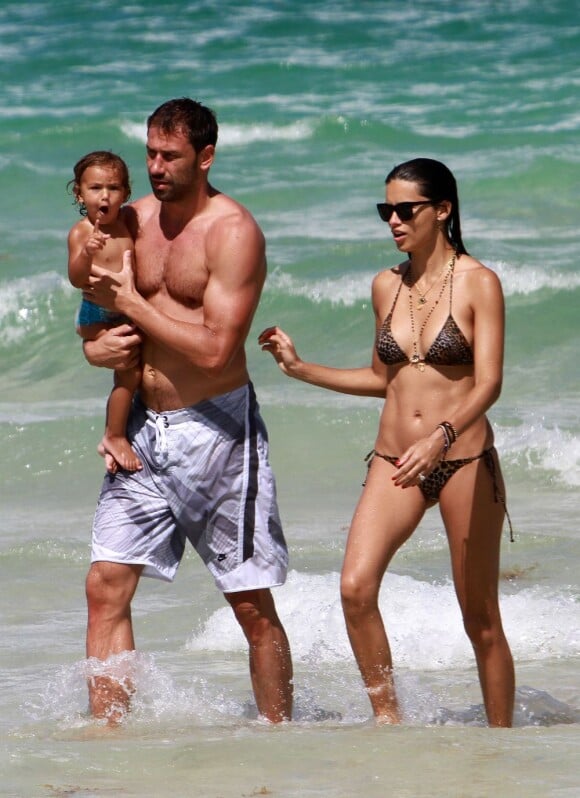 Adriana Lima accompagnée de son mari Marko Jaric et de leur fille Valentina à Miami. Juillet 2011.