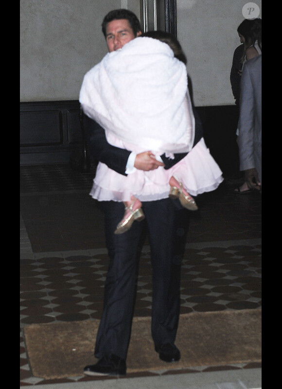 Tom Cruise quitte son hôtel de New York le 12 juin avec sa fille Suri.