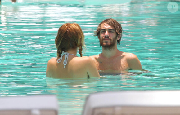 Miley Cyrus dans une piscine à Miami avec son ami Cheyne, le mercredi 13 juin 2012.