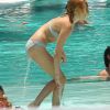 Miley Cyrus dans une piscine à Miami avec son ami Cheyne, le mercredi 13 juin 2012.