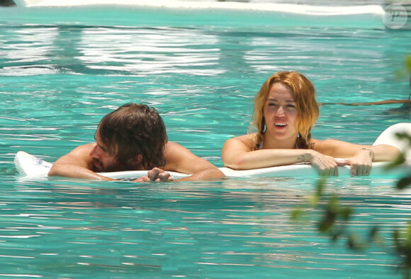 Petite baignade pour Miley Cyrus et son ami Cheyne à Miami, le mercredi 13 juin 2012.