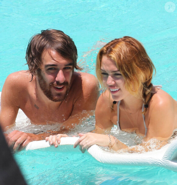 Miley Cyrus s'offre une baignade dans une piscine à Miami avec son ami Cheyne, le mercredi 13 juin 2012.