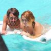 Miley Cyrus dans une piscine à Miami avec son ami Cheyne, le mercredi 13 juin 2012.
