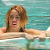 Miley Cyrus dans une piscine à Miami, le mercredi 13 juin 2012.