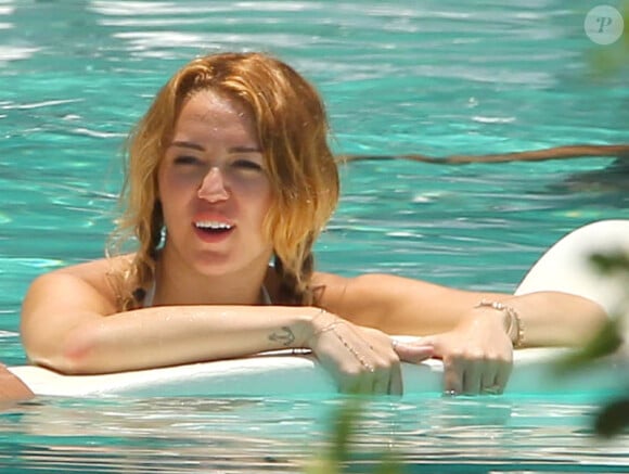 Miley Cyrus dans une piscine à Miami, le mercredi 13 juin 2012.