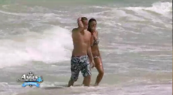 Geoffrey et Julia se rapprochent à la plage dans les Anges de la télé-réalité 4, jeudi 14 juin 2012 sur NRJ12