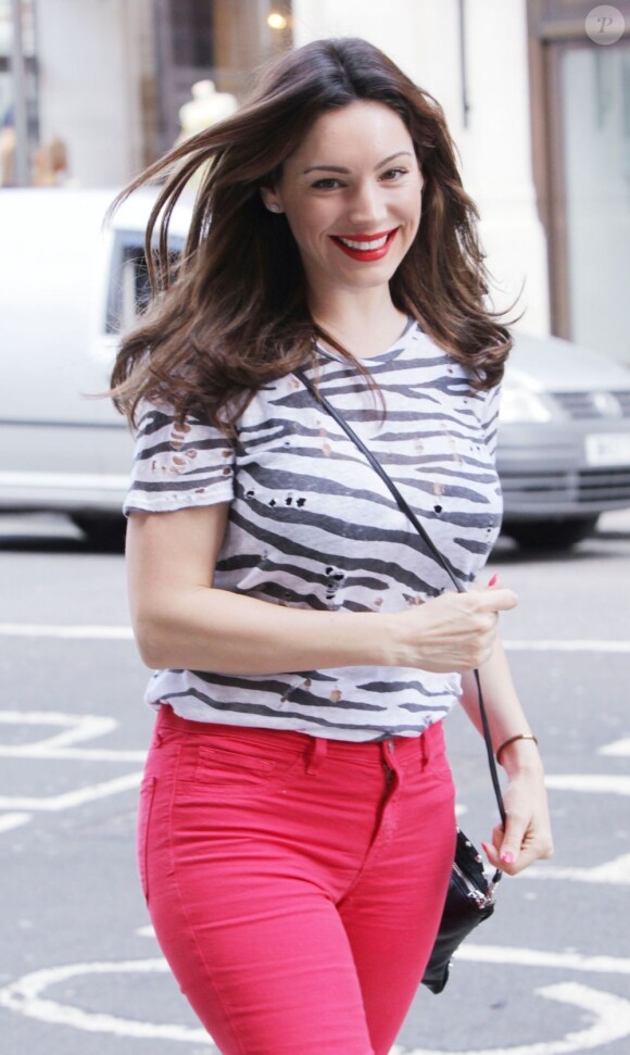 Photo exclusive : Kelly Brook, souriante dans les rues de Londres, le 14 juin 2012.