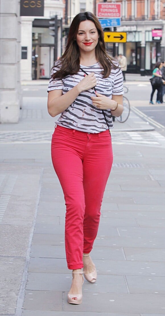Photo exclusive : Kelly Brook à Londres, habillée d'un T-shirt destroy zébré, d'un pantalon rose et de sandales nude. Le 14 juin 2012.