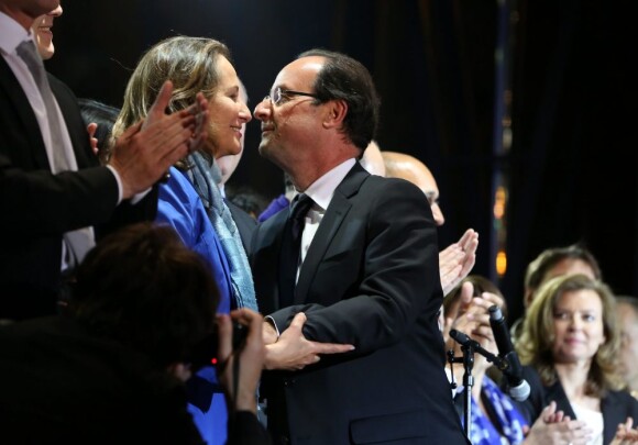 Le soir de la victoire, François Hollande embrasse Ségolène Royal sous le regard de Valérie Trierweiler, le 6 mai 2012.