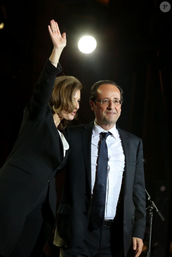 Valérie Trierweiler et François Hollande place de la Bastille le soir de la victoire, le 6 mai 2012.