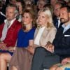 Ari Behn et sa femme la princesse Märtha-Louise, et le prince Haakon et la princesse Mette-Marit ont écouté attentivement la reine Sonja, qui présentait les oeuvres de sa collection privée.
La famille royale norvégienne était rassemblée jeudi 14 juin 2012 au centre d'art contemporain Henie-Onstad, au sud d'Oslo, pour le vernissage de l'exposition 'Landskap og rom', présentée par la reine Sonja, qui a remis par la même occasion le premier Queen Sonja Nordic Art Award.