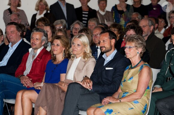 Ari Behn et sa femme la princesse Märtha-Louise, et le prince Haakon et la princesse Mette-Marit ont écouté attentivement la reine Sonja, qui présentait les oeuvres de sa collection privée.
La famille royale norvégienne était rassemblée jeudi 14 juin 2012 au centre d'art contemporain Henie-Onstad, au sud d'Oslo, pour le vernissage de l'exposition 'Landskap og rom', présentée par la reine Sonja, qui a remis par la même occasion le premier Queen Sonja Nordic Art Award.